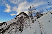 80 Scendendo verso la Forcella di Spettino sguardo indietro alla cima del Gioco